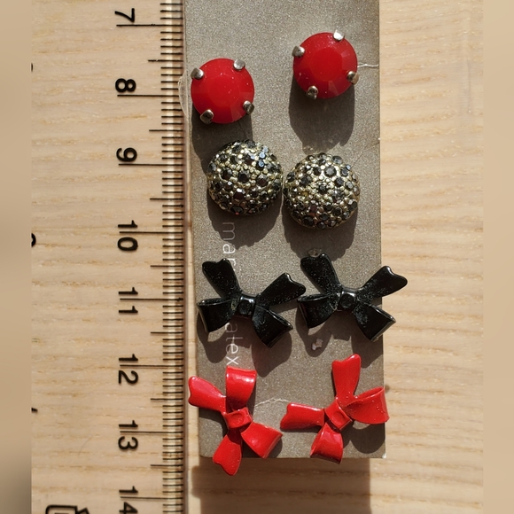 Set of cute red, black and shiny studs - Picture 2 of 3